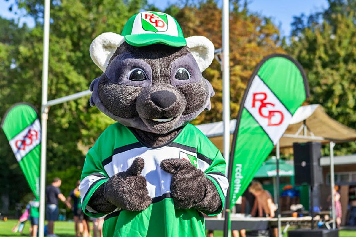 Aan het begin van dit jubileumjaar hebben we onze mascotte Bas de Honingdas gepresenteerd.