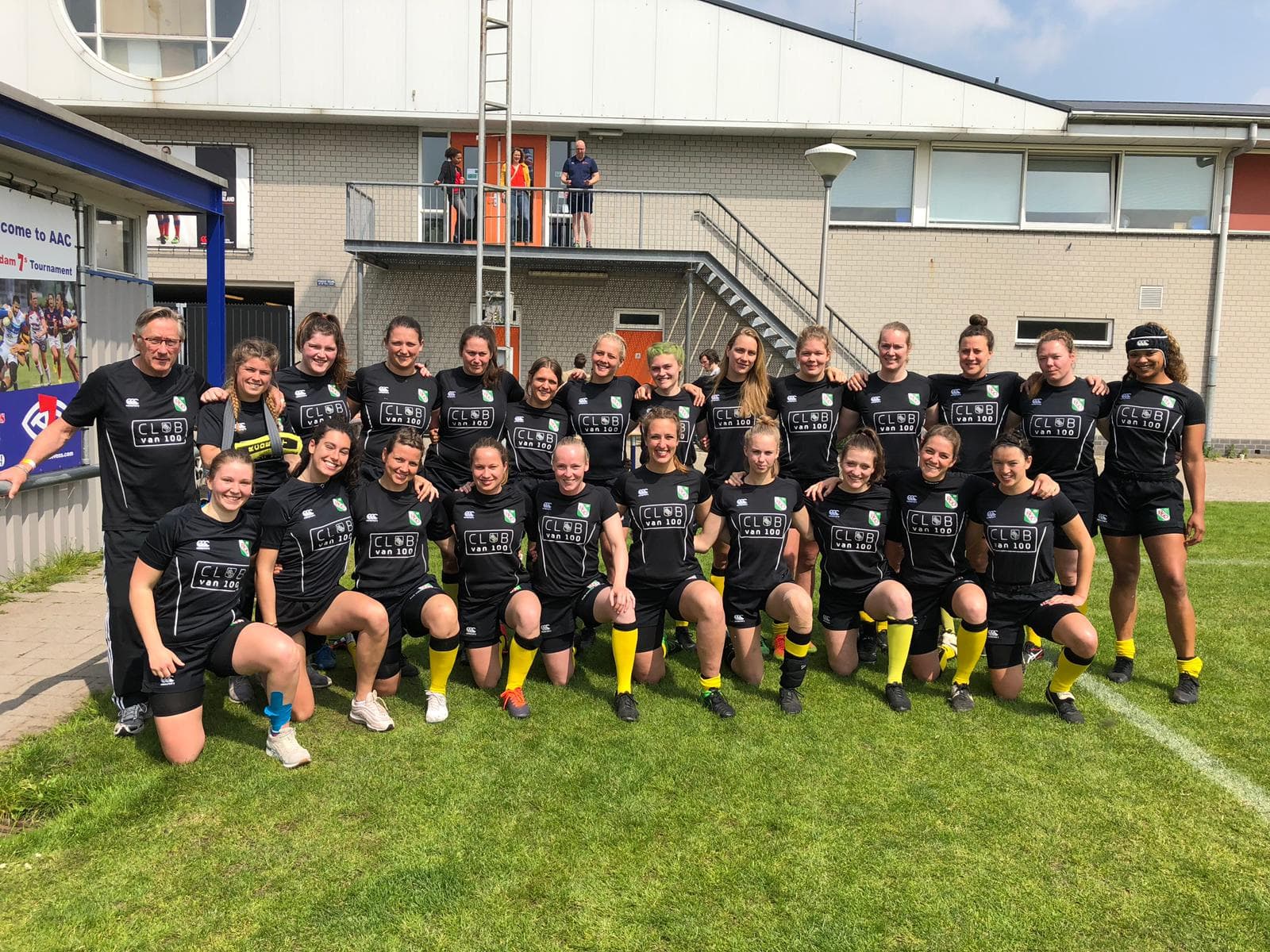 Speciale shirts voor Dames 1 ter ere van hun kampioenschap in stijl gedragen op het toernooi in Amsterdam.