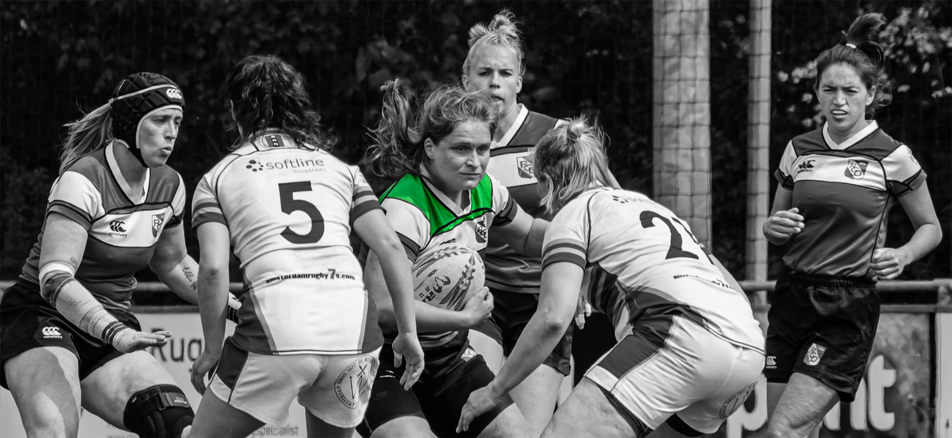 De dames van RC Delft namen deel aan een testproject van Rugby Nederland en World Rugby om impact bij contactmomenten te meten met speciale bitjes.