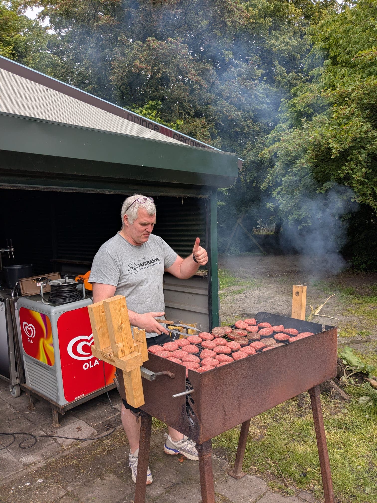 Een BBQ na de wedstrijden van de heren en dames, waar ook de tegenstanders en supporters lekker mee aanschoven. Zo'n honderd man aan tafel.