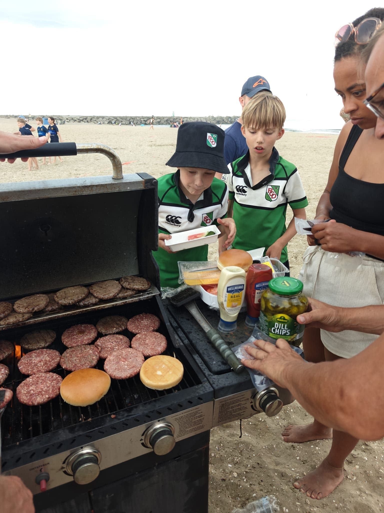 Een BBQ op North Sea Beach voor de hele jeugd, van de Turven tot en met de Junioren. Een gezellige dag met alle jeugdteams samen.